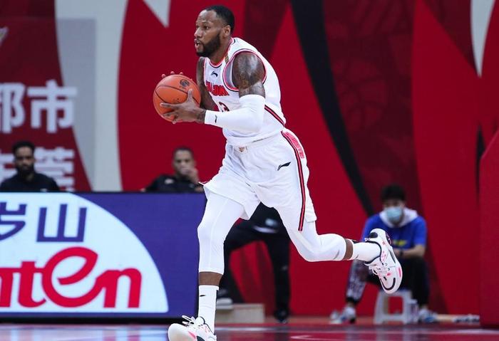 拒绝退役！广东三冠功勋外援渴望重返CBA，上赛季曾狂砍36+11+11