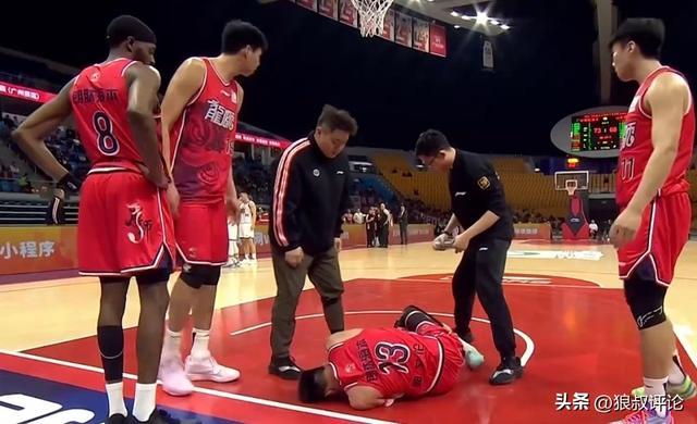 bsports-望无大碍！郭艾伦膝盖受伤痛苦倒地 无法站立担架车推着离场